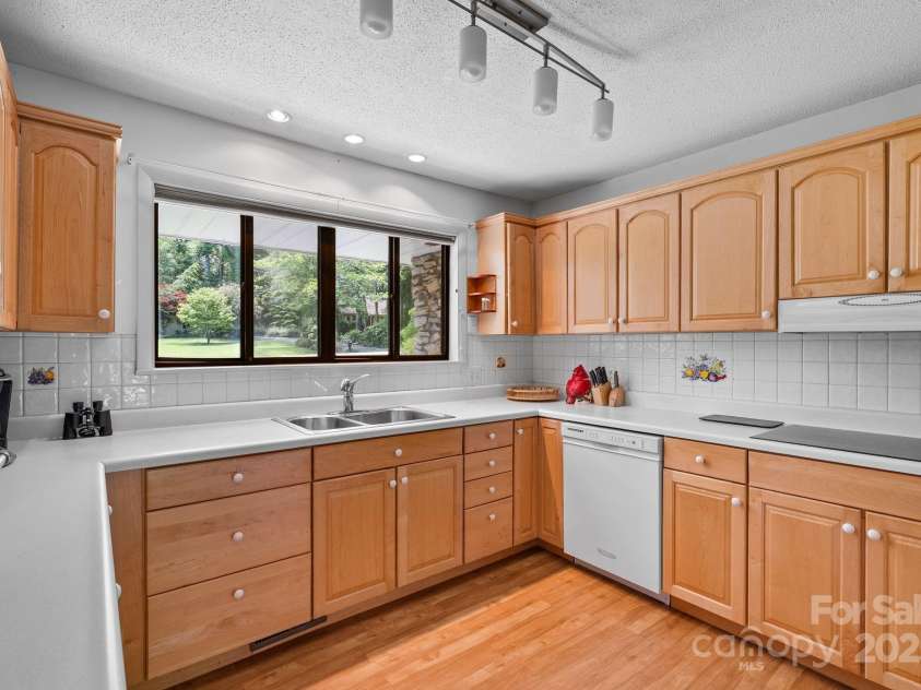 424 Brandon Road, Hendersonville, NC 28739.  MLS# CAR4266809, YatesRealty ID 25505. 