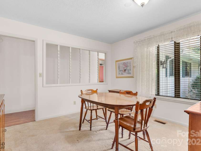 424 Brandon Road, Hendersonville, NC 28739.  MLS# CAR4266809, YatesRealty ID 25505. 