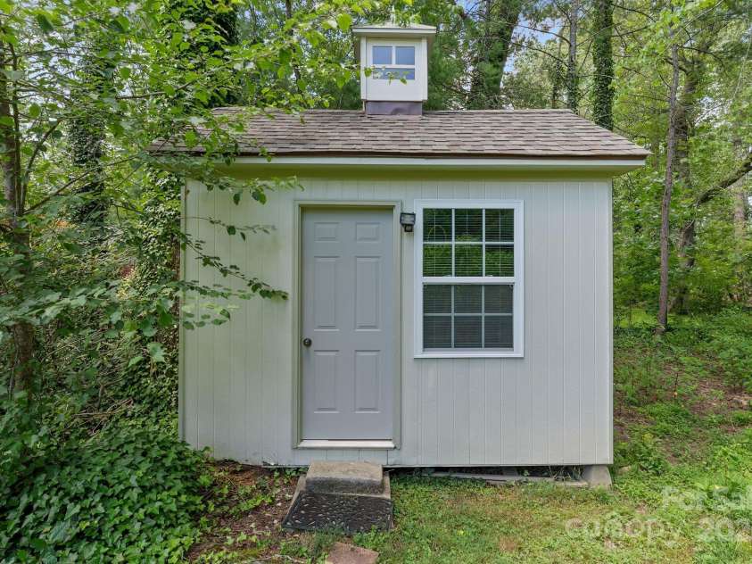 424 Brandon Road, Hendersonville, NC 28739.  MLS# CAR4266809, YatesRealty ID 25505. 
