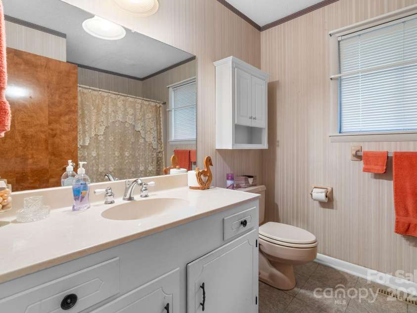 424 Brandon Road, Hendersonville, NC 28739.  MLS# CAR4266809, YatesRealty ID 25505. 