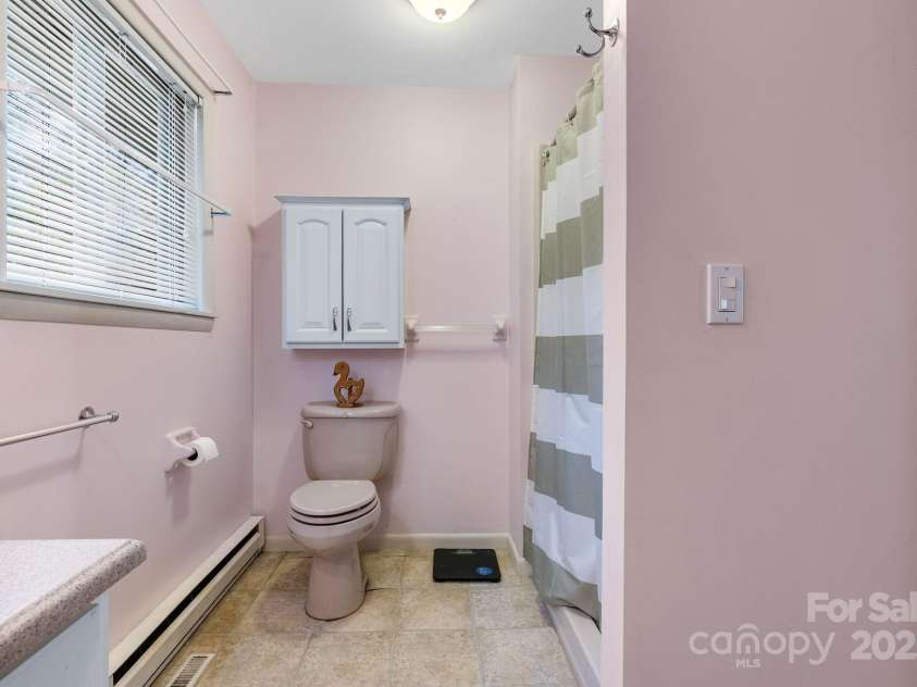 424 Brandon Road, Hendersonville, NC 28739.  MLS# CAR4266809, YatesRealty ID 25505. 