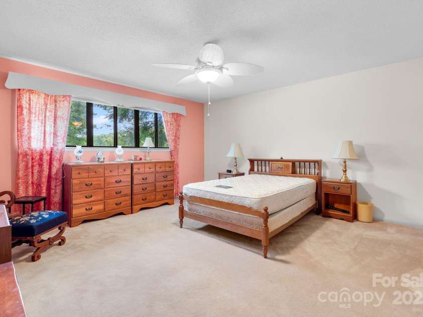 424 Brandon Road, Hendersonville, NC 28739.  MLS# CAR4266809, YatesRealty ID 25505. 