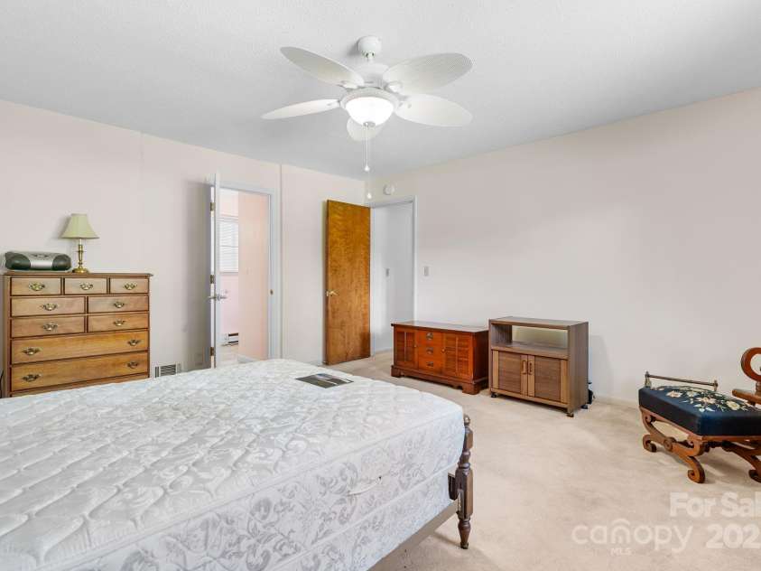 424 Brandon Road, Hendersonville, NC 28739.  MLS# CAR4266809, YatesRealty ID 25505. 