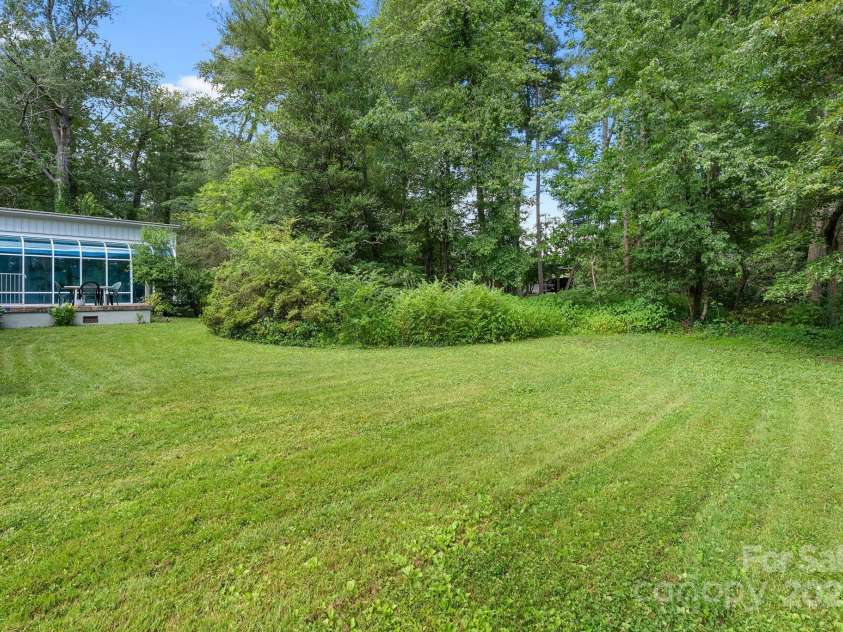 424 Brandon Road, Hendersonville, NC 28739.  MLS# CAR4266809, YatesRealty ID 25505. 