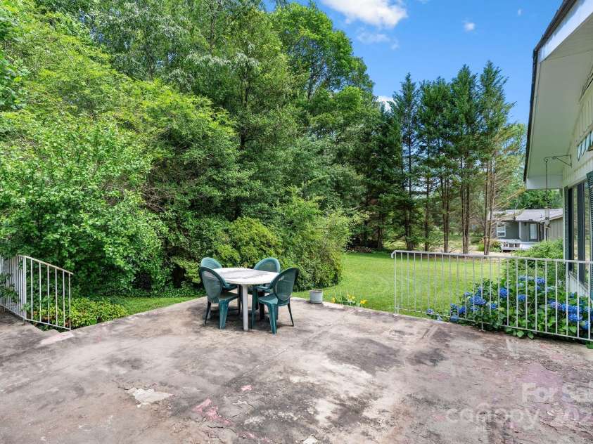 424 Brandon Road, Hendersonville, NC 28739.  MLS# CAR4266809, YatesRealty ID 25505. 