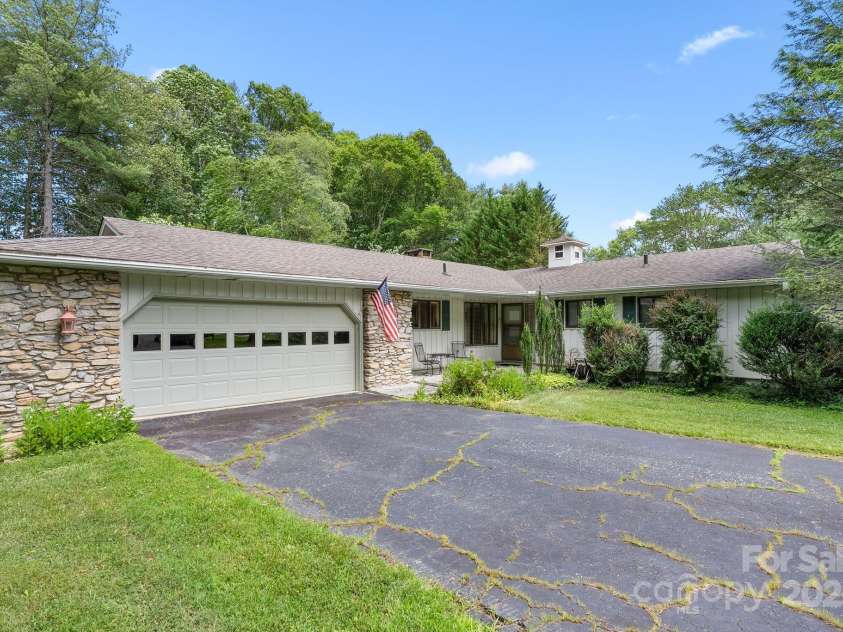 424 Brandon Road, Hendersonville, NC 28739.  MLS# CAR4266809, YatesRealty ID 25505. 