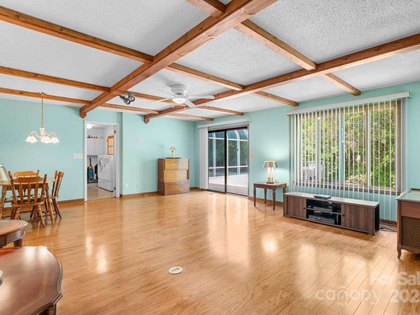 424 Brandon Road, Hendersonville, NC 28739.  MLS# CAR4266809, YatesRealty ID 25505. 