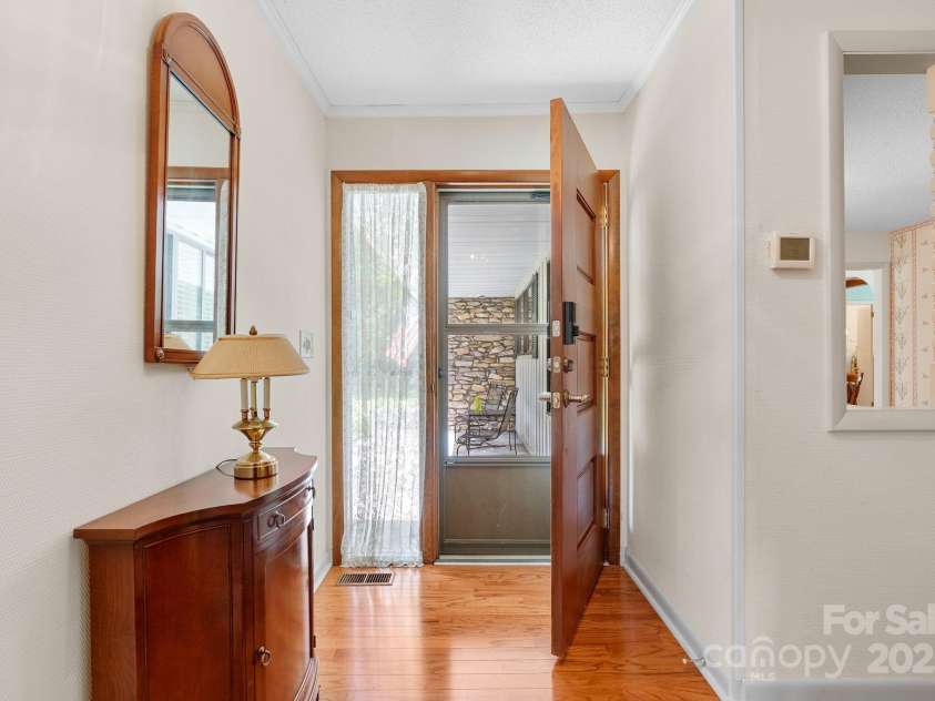 424 Brandon Road, Hendersonville, NC 28739.  MLS# CAR4266809, YatesRealty ID 25505. 