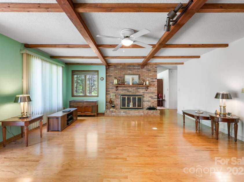 424 Brandon Road, Hendersonville, NC 28739.  MLS# CAR4266809, YatesRealty ID 25505. 