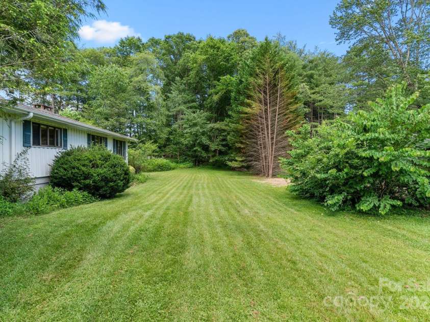 424 Brandon Road, Hendersonville, NC 28739.  MLS# CAR4266809, YatesRealty ID 25505. 