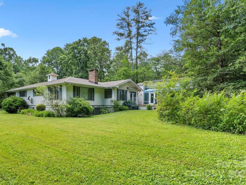 424 Brandon Road, Hendersonville, NC 28739.  MLS# CAR4266809, YatesRealty ID 25505. 