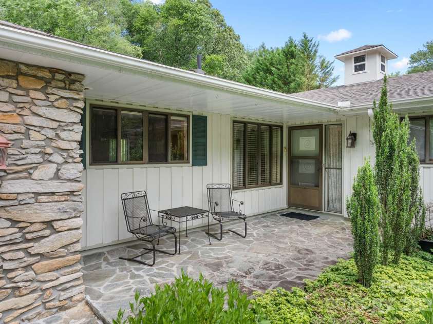 424 Brandon Road, Hendersonville, NC 28739.  MLS# CAR4266809, YatesRealty ID 25505. 