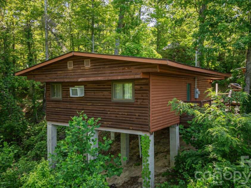 319 Blue Ridge Parkway, Bryson City, NC 28713.  MLS# CAR4386613, YatesRealty ID 25507. 