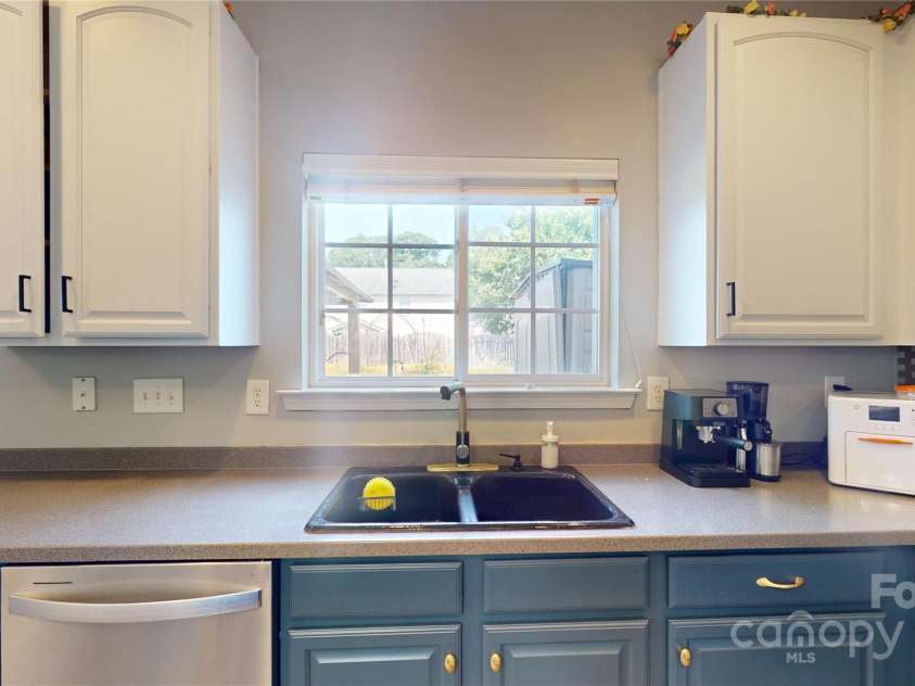 6313 Woodland Commons Drive, Charlotte, NC 28269.  MLS# CAR4273622, YatesRealty ID 25508. 