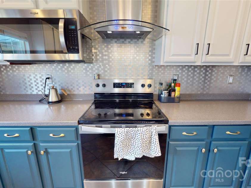 6313 Woodland Commons Drive, Charlotte, NC 28269.  MLS# CAR4273622, YatesRealty ID 25508. 