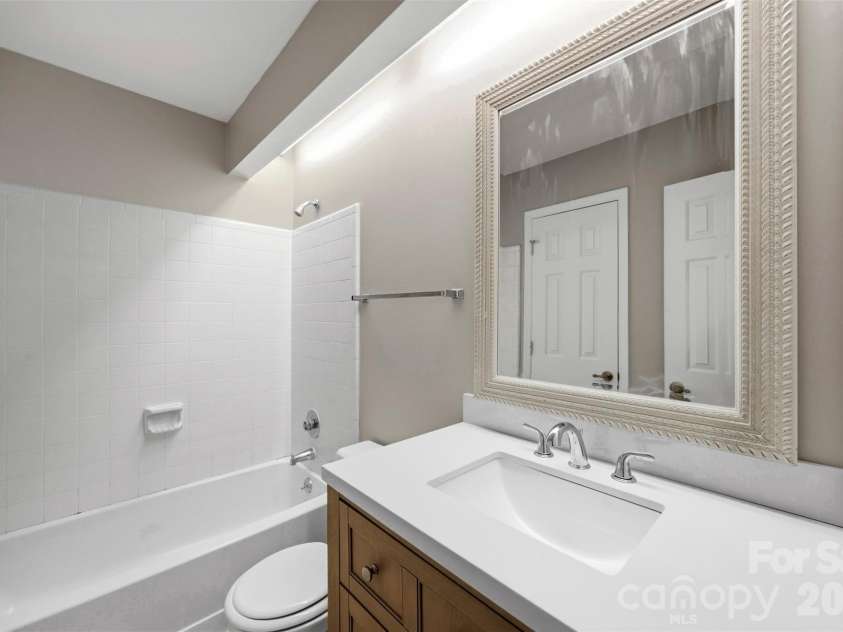 9320 South Vicksburg Park Court, Charlotte, NC 28210.  MLS# CAR4384315, YatesRealty ID 25508. Bathroom