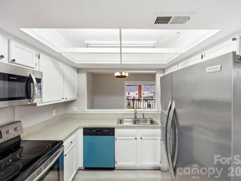 9320 South Vicksburg Park Court, Charlotte, NC 28210.  MLS# CAR4384315, YatesRealty ID 25508. Kitchen
