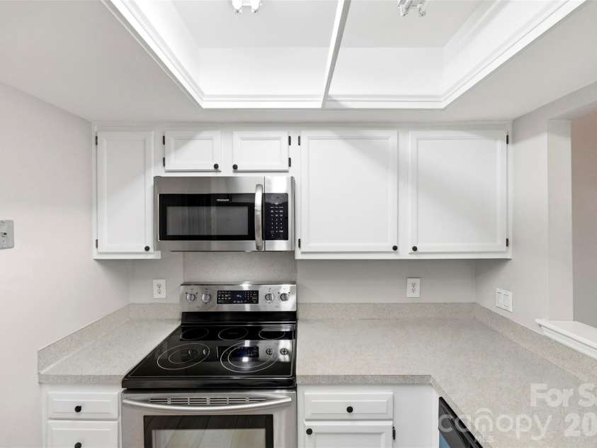 9320 South Vicksburg Park Court, Charlotte, NC 28210.  MLS# CAR4384315, YatesRealty ID 25508. Kitchen