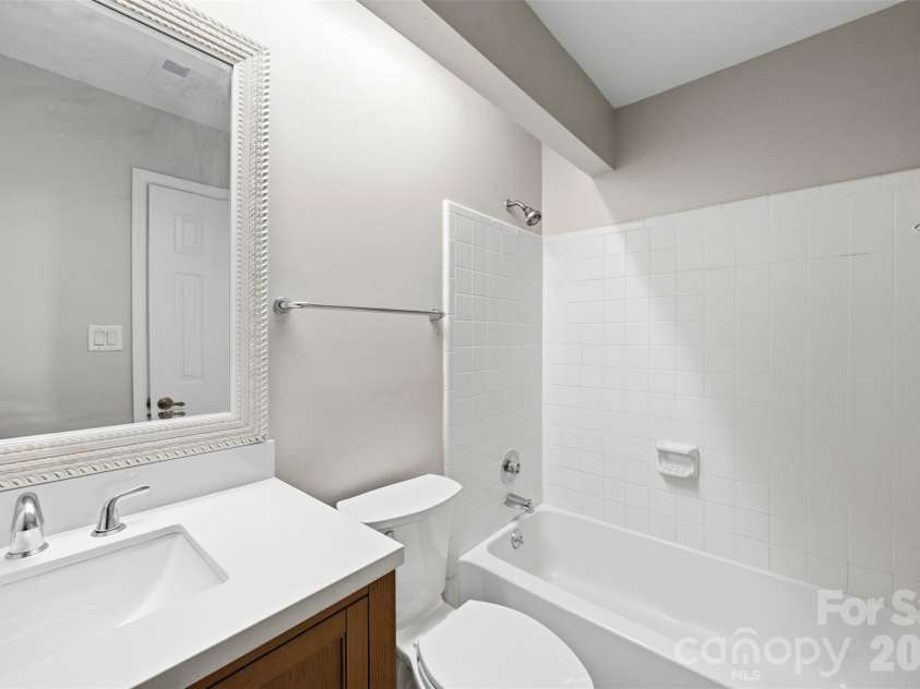 9320 South Vicksburg Park Court, Charlotte, NC 28210.  MLS# CAR4384315, YatesRealty ID 25508. Primary Bathroom