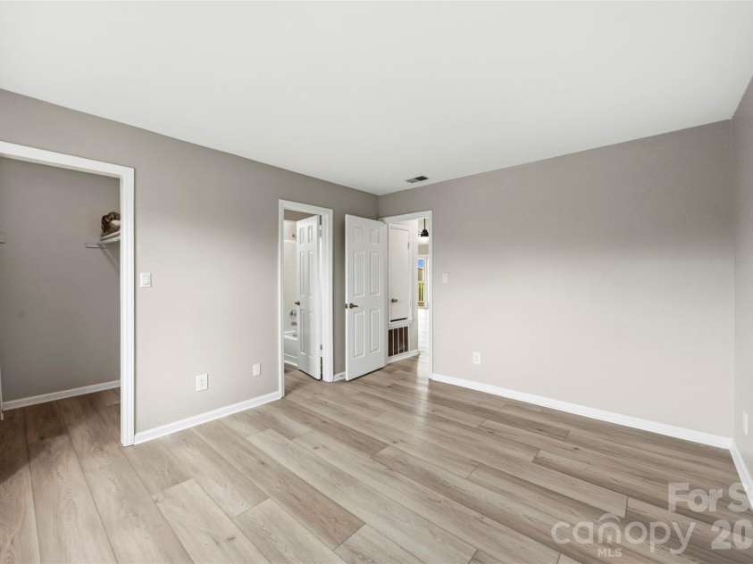 9320 South Vicksburg Park Court, Charlotte, NC 28210.  MLS# CAR4384315, YatesRealty ID 25508. Primary Bedroom