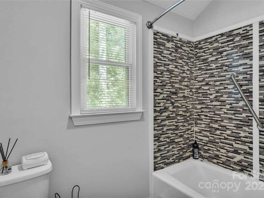 408 Camelot Drive, Salisbury, NC 28144.  MLS# CAR4273589, YatesRealty ID 25509. 