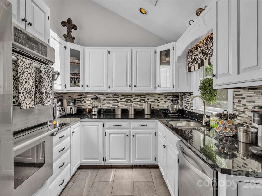 408 Camelot Drive, Salisbury, NC 28144.  MLS# CAR4273589, YatesRealty ID 25509. 