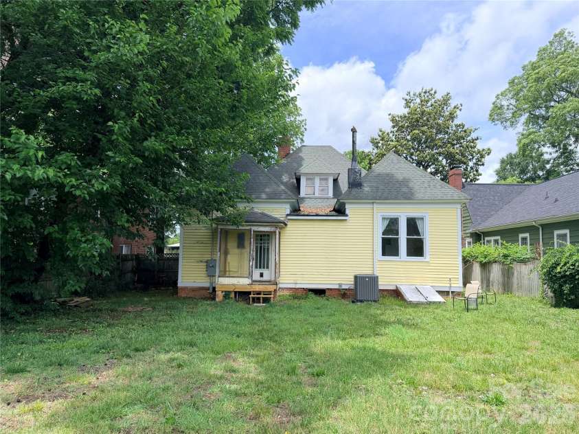 425 Ellis Street, Salisbury, NC 28144.  MLS# CAR4386434, YatesRealty ID 25509. 