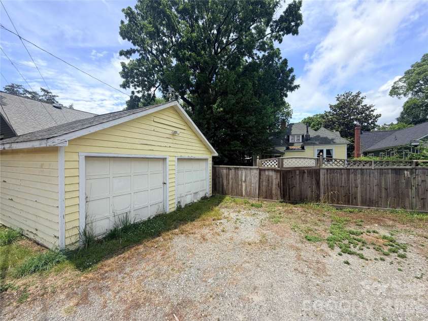 425 Ellis Street, Salisbury, NC 28144.  MLS# CAR4386434, YatesRealty ID 25509. 