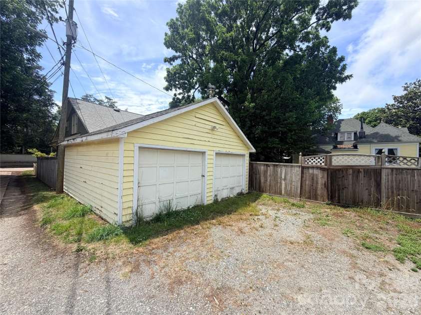 425 Ellis Street, Salisbury, NC 28144.  MLS# CAR4386434, YatesRealty ID 25509. 
