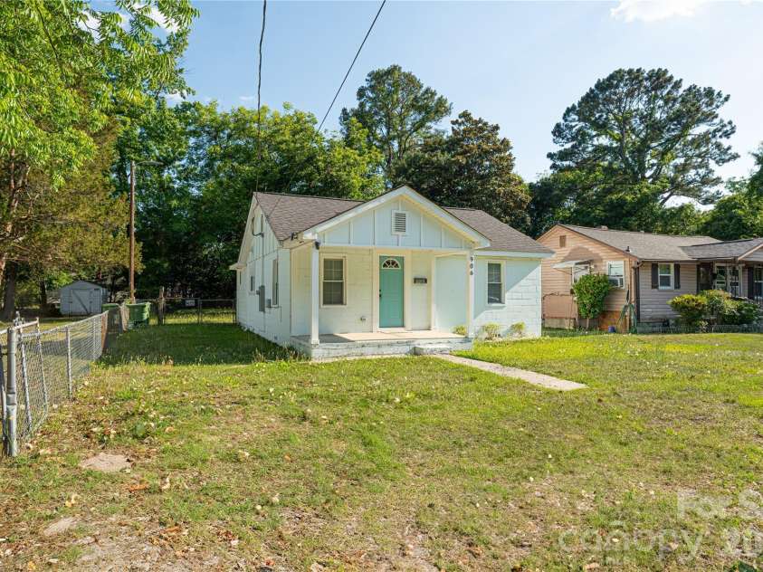 906 Gladstone Street, Florence, SC 29501.  MLS# CAR4383891, YatesRealty ID 25512. 