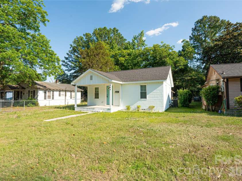 906 Gladstone Street, Florence, SC 29501.  MLS# CAR4383891, YatesRealty ID 25512. 