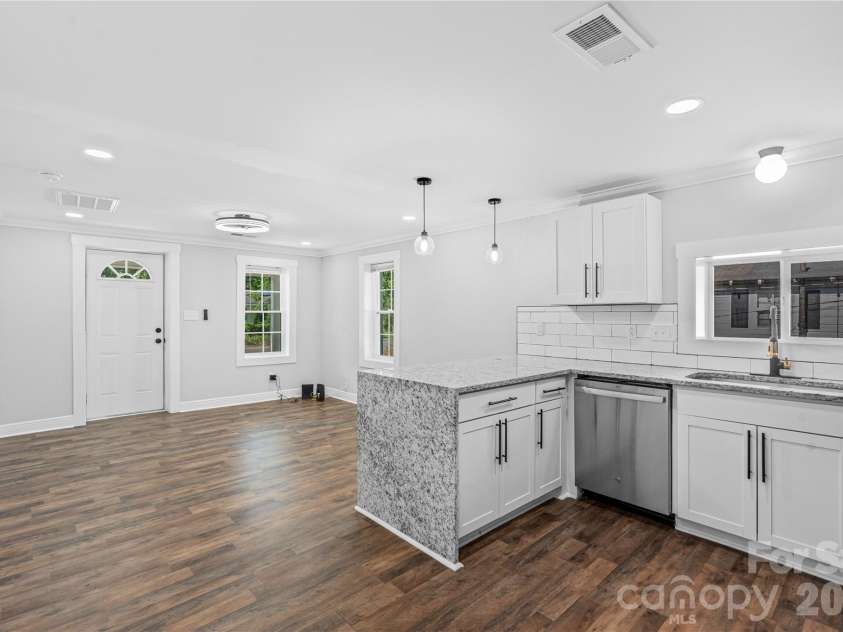 906 Gladstone Street, Florence, SC 29501.  MLS# CAR4383891, YatesRealty ID 25512. 
