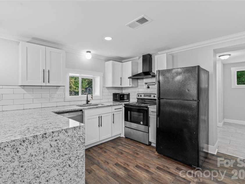 906 Gladstone Street, Florence, SC 29501.  MLS# CAR4383891, YatesRealty ID 25512. 