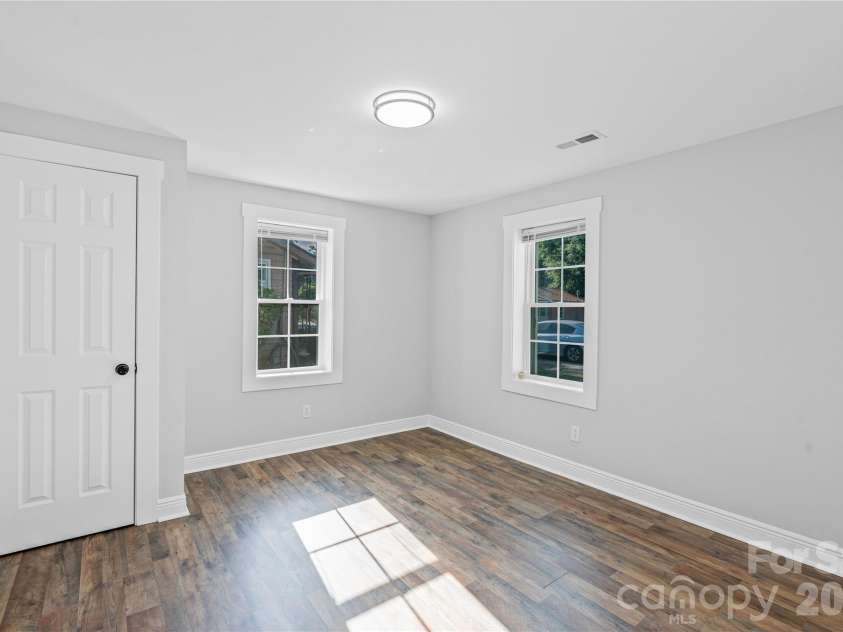 906 Gladstone Street, Florence, SC 29501.  MLS# CAR4383891, YatesRealty ID 25512. 