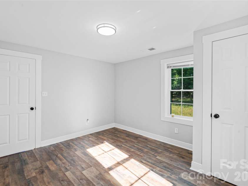 906 Gladstone Street, Florence, SC 29501.  MLS# CAR4383891, YatesRealty ID 25512. 