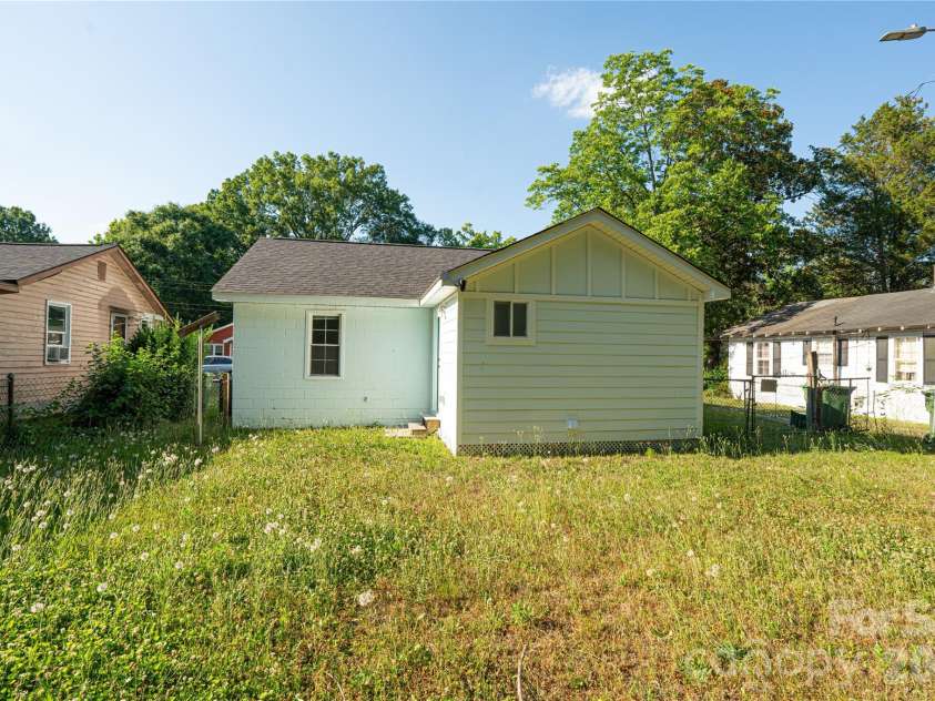 906 Gladstone Street, Florence, SC 29501.  MLS# CAR4383891, YatesRealty ID 25512. 