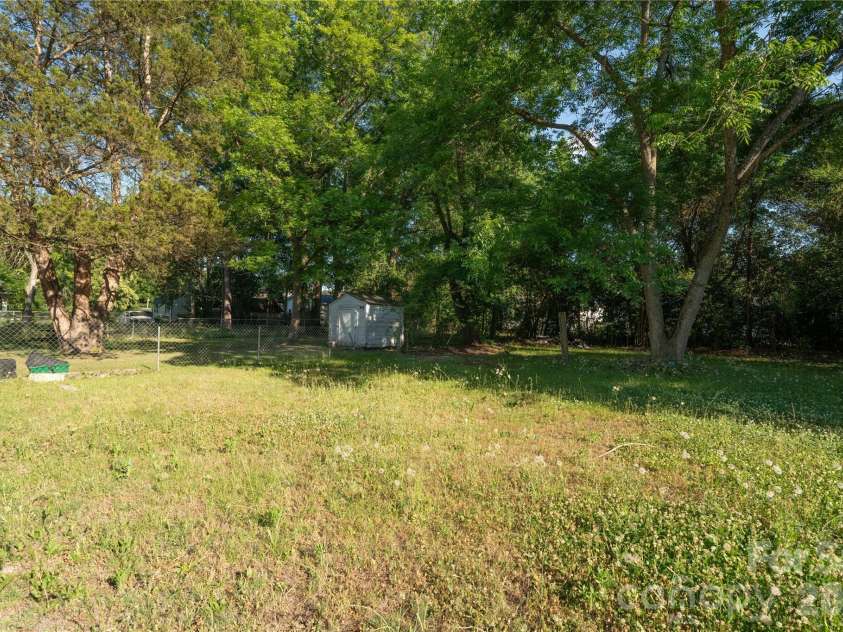 906 Gladstone Street, Florence, SC 29501.  MLS# CAR4383891, YatesRealty ID 25512. 