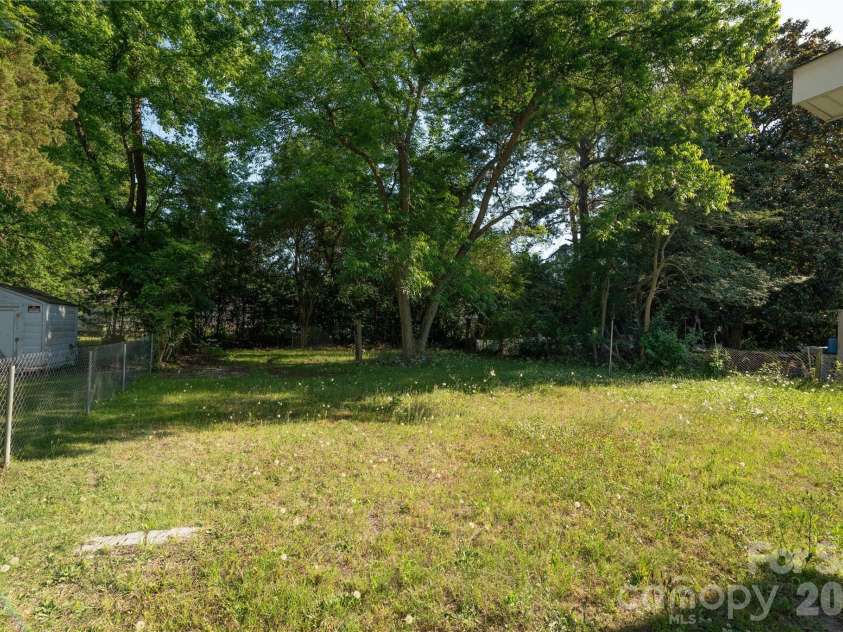906 Gladstone Street, Florence, SC 29501.  MLS# CAR4383891, YatesRealty ID 25512. 