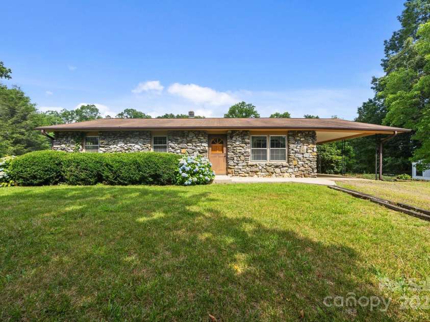 18 Progress Lane, Candler, NC 28715.  MLS# CAR4277191, YatesRealty ID 25514. 