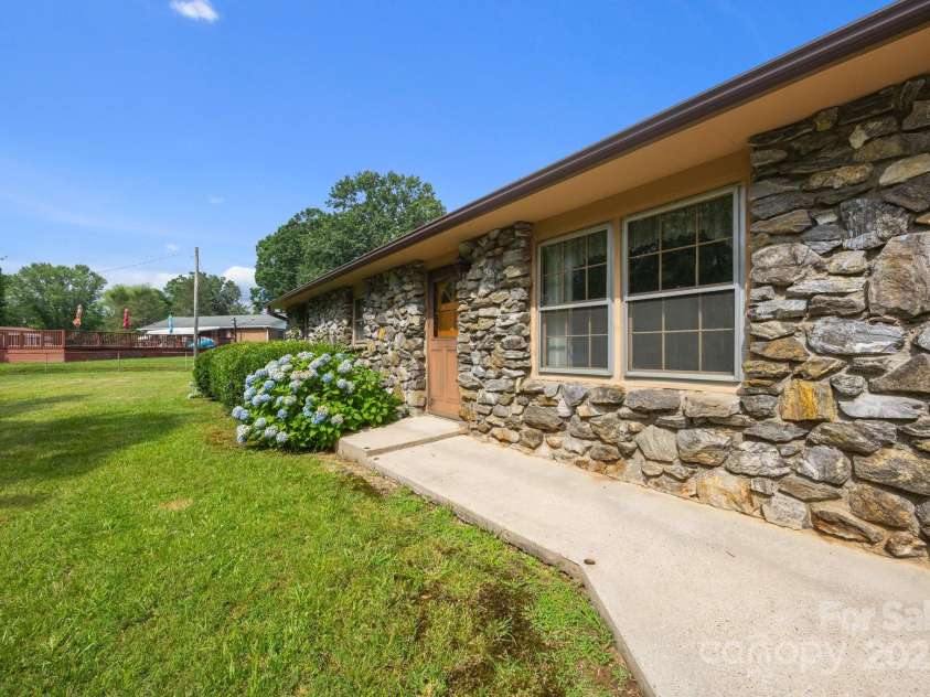 18 Progress Lane, Candler, NC 28715.  MLS# CAR4277191, YatesRealty ID 25514. 