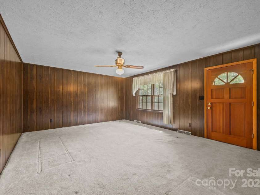 18 Progress Lane, Candler, NC 28715.  MLS# CAR4277191, YatesRealty ID 25514. 