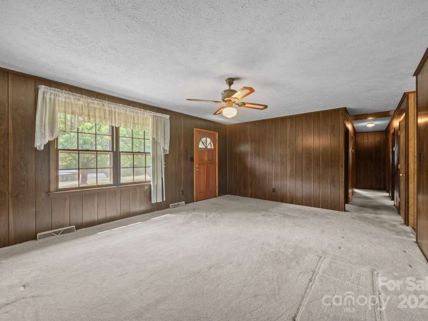 18 Progress Lane, Candler, NC 28715.  MLS# CAR4277191, YatesRealty ID 25514. 
