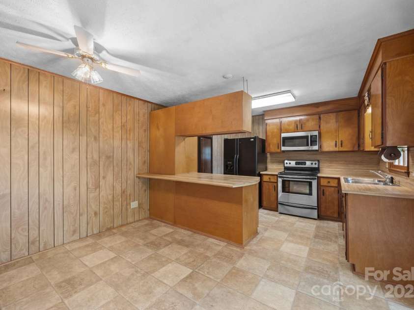 18 Progress Lane, Candler, NC 28715.  MLS# CAR4277191, YatesRealty ID 25514. 