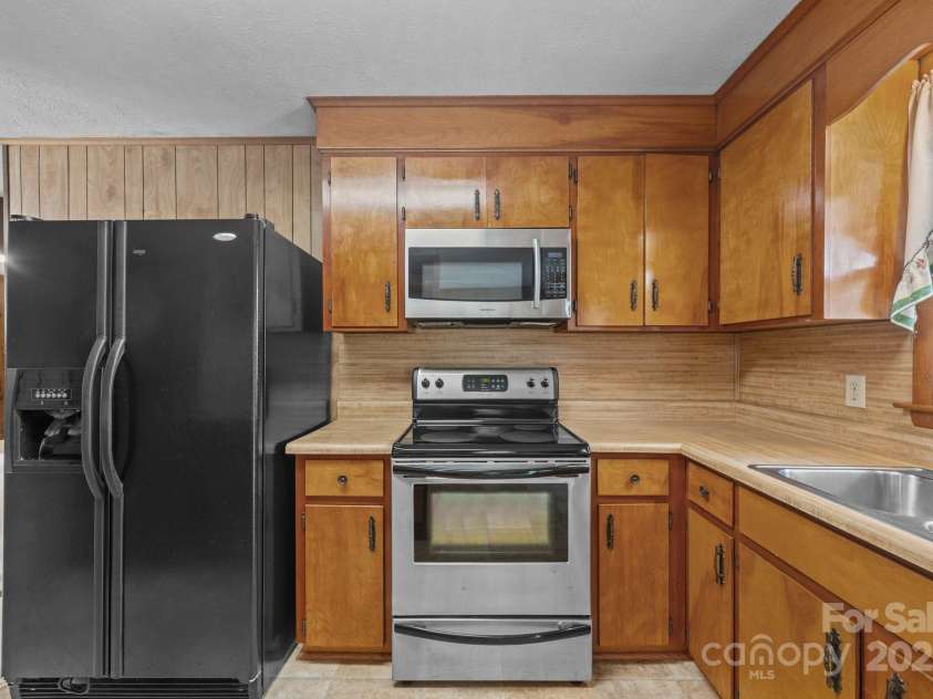 18 Progress Lane, Candler, NC 28715.  MLS# CAR4277191, YatesRealty ID 25514. 