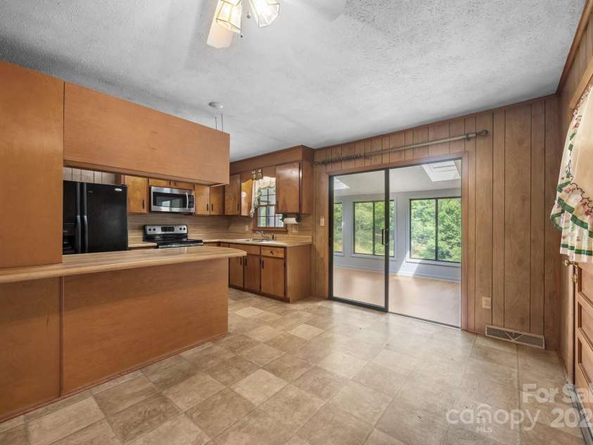 18 Progress Lane, Candler, NC 28715.  MLS# CAR4277191, YatesRealty ID 25514. 