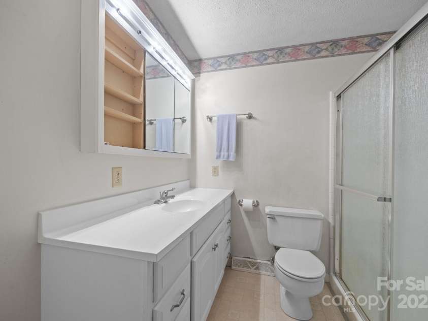 18 Progress Lane, Candler, NC 28715.  MLS# CAR4277191, YatesRealty ID 25514. 