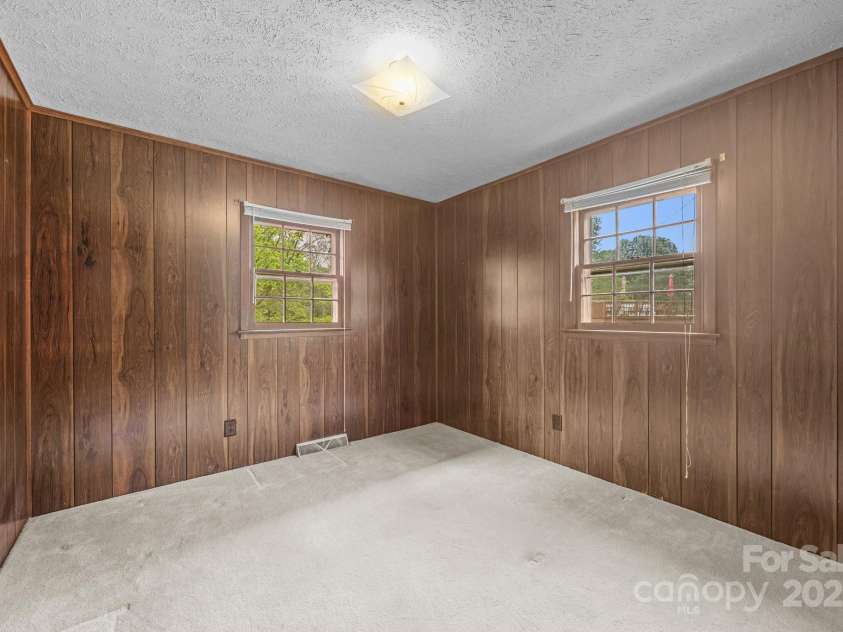 18 Progress Lane, Candler, NC 28715.  MLS# CAR4277191, YatesRealty ID 25514. 
