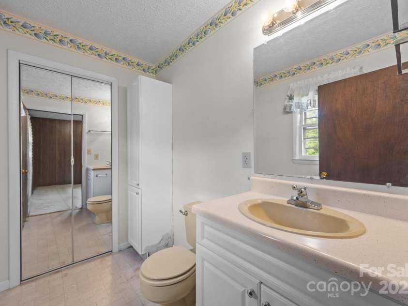 18 Progress Lane, Candler, NC 28715.  MLS# CAR4277191, YatesRealty ID 25514. 