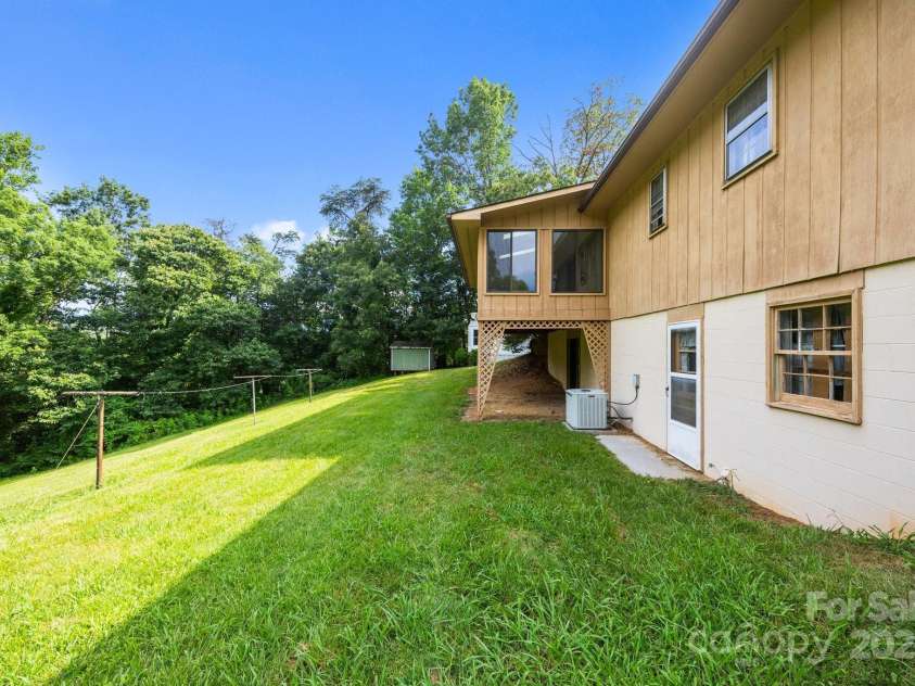18 Progress Lane, Candler, NC 28715.  MLS# CAR4277191, YatesRealty ID 25514. 