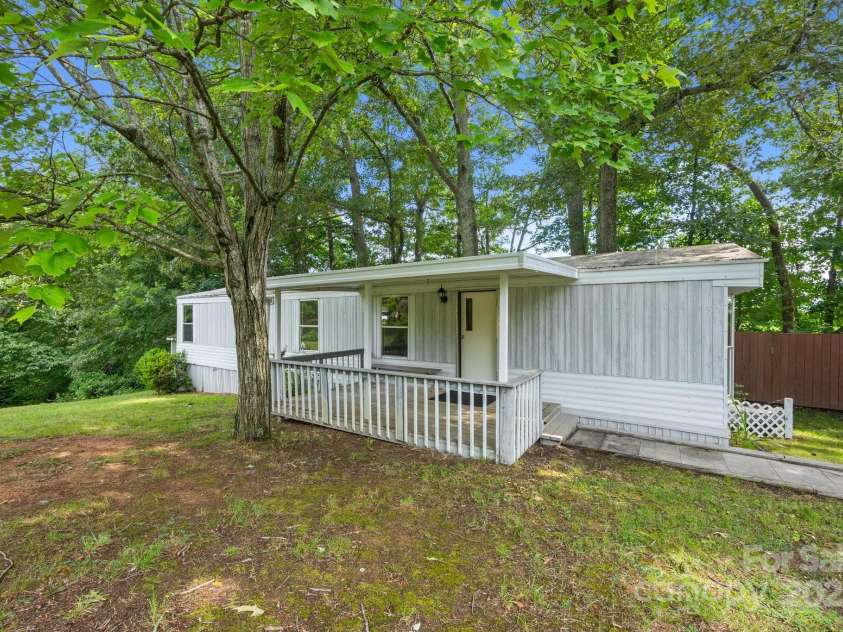 18 Progress Lane, Candler, NC 28715.  MLS# CAR4277191, YatesRealty ID 25514. 